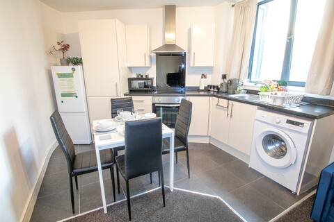 Top Airbnb: 2 Bedroom Flat-Free Parking in Quays
