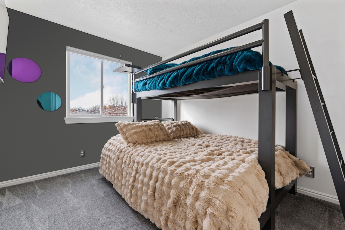 U ovoj će sobi spavati 3 osobe s bračnim krevetom (širine 150-179 cm) i bračnim krevetom (širine 150-179 cm).  