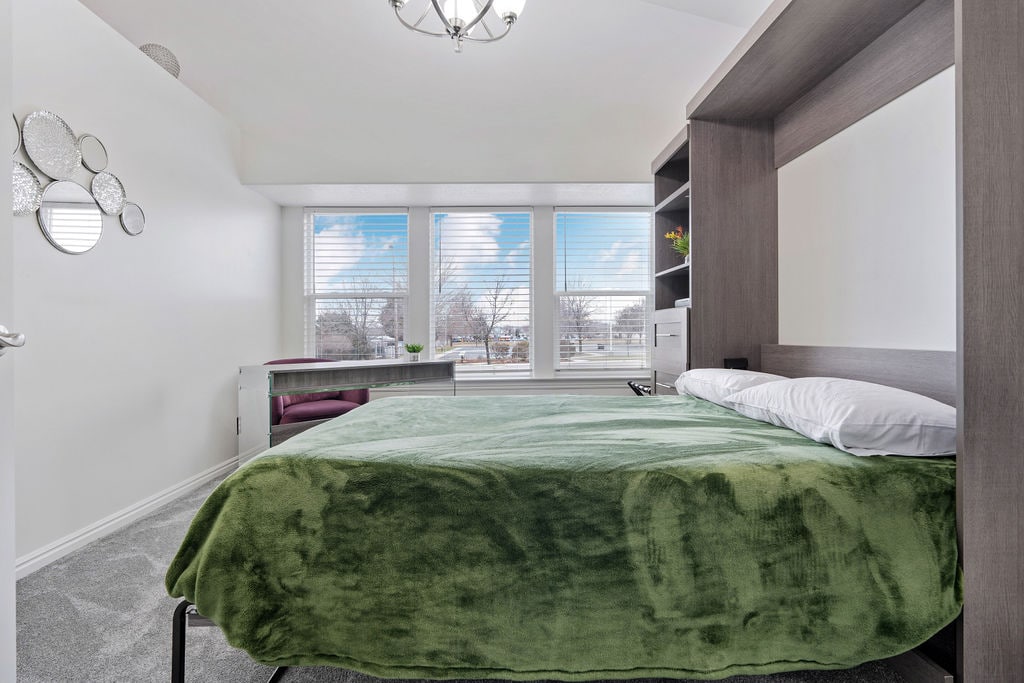 Bračni krevet Murphy koji se lako slaže kad to nije potrebno. Uključen je stalak za prtljagu i cipele te velike ladice za dodatno odlaganje.