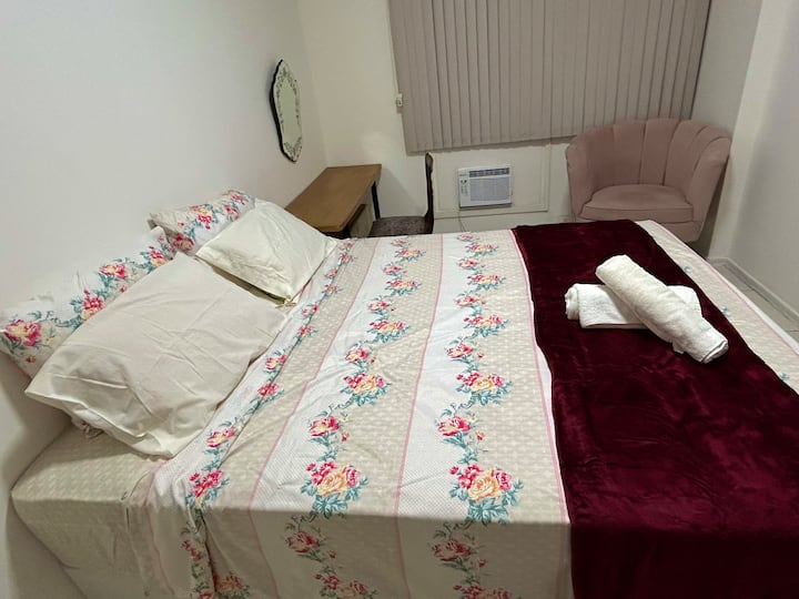 Достапна соба со брачен кревет (широк 150-179 см), соблекувална, кауч и шкафови