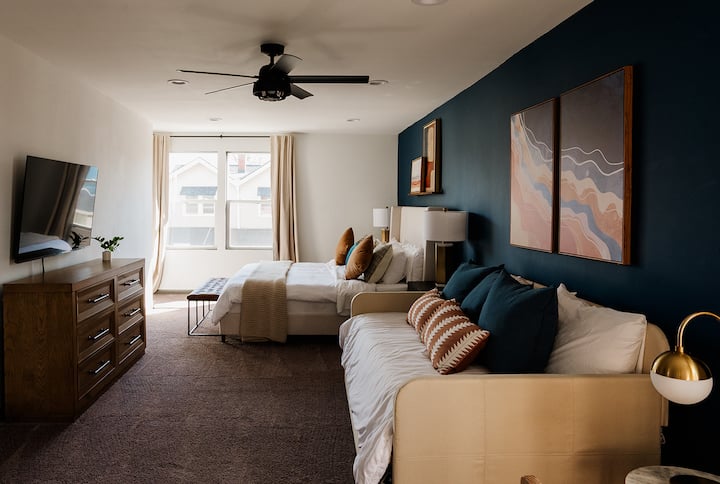 Chumba kikuu chenye nafasi kubwa kina kitanda cha kifalme, kitanda cha mapambo, kitanda cha mchana, ukuta wa kifahari, roshani zilizo na taa na kitanda cha mtoto (hakipo kwenye picha).