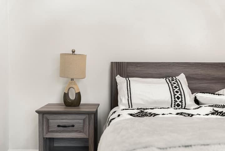 Relaxe em uma confortável suíte principal com roupa de cama premium, ambiente tranquilo e o cenário perfeito para noites de descanso.