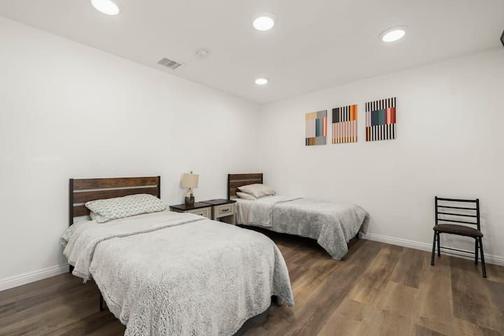Espaço confortável para dormir, projetado para estadias prolongadas, viagens de negócios e acomodações para grupos.