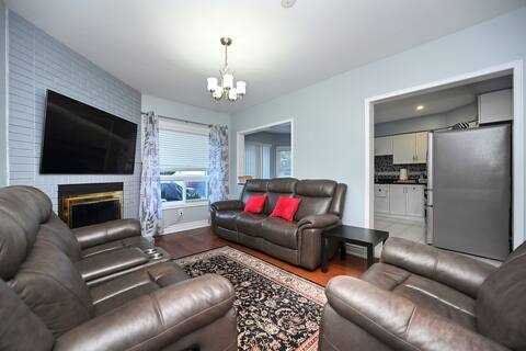 Top performing Airbnb: Heartland Luxe by Austic Homes in Hurontario