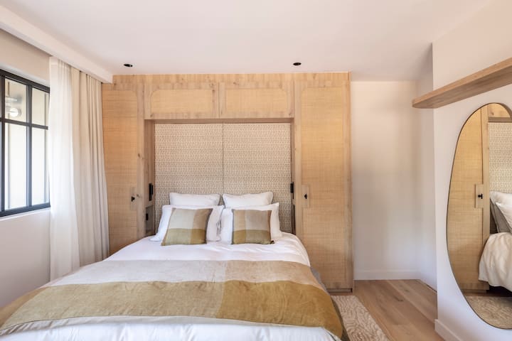 Chambre au premier étage, orienté est, coté forêt,  très douce et lumineuse.