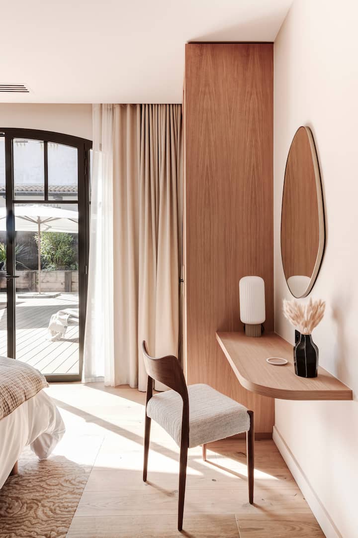 Chambre au rez-de-chaussée, avec vue piscine