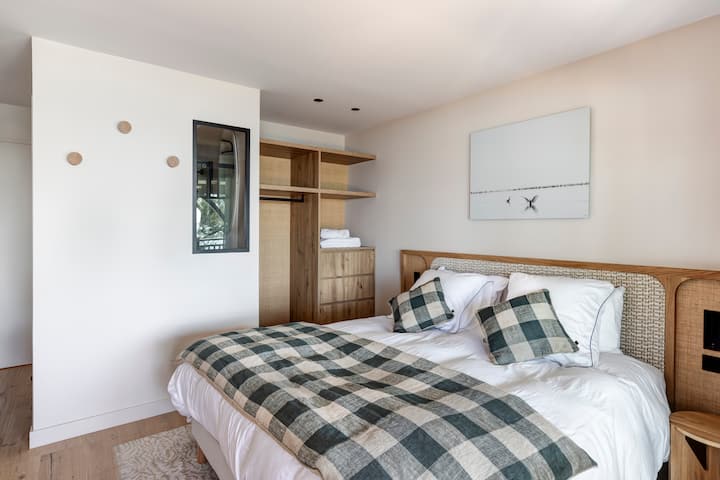 Chambre avec vue mer et accès direct à la grande terrasse avec le bain norvégien
