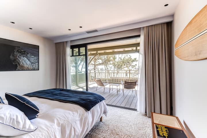 Chambre Master. Lit King Size (180) avec une vue imprenable sur le bassin d'Arcachon et le Cap Ferret. Salle de bain, avec baignoire, double vasque et douche vue mer. Grand dressing et petit bureau. Machine a café