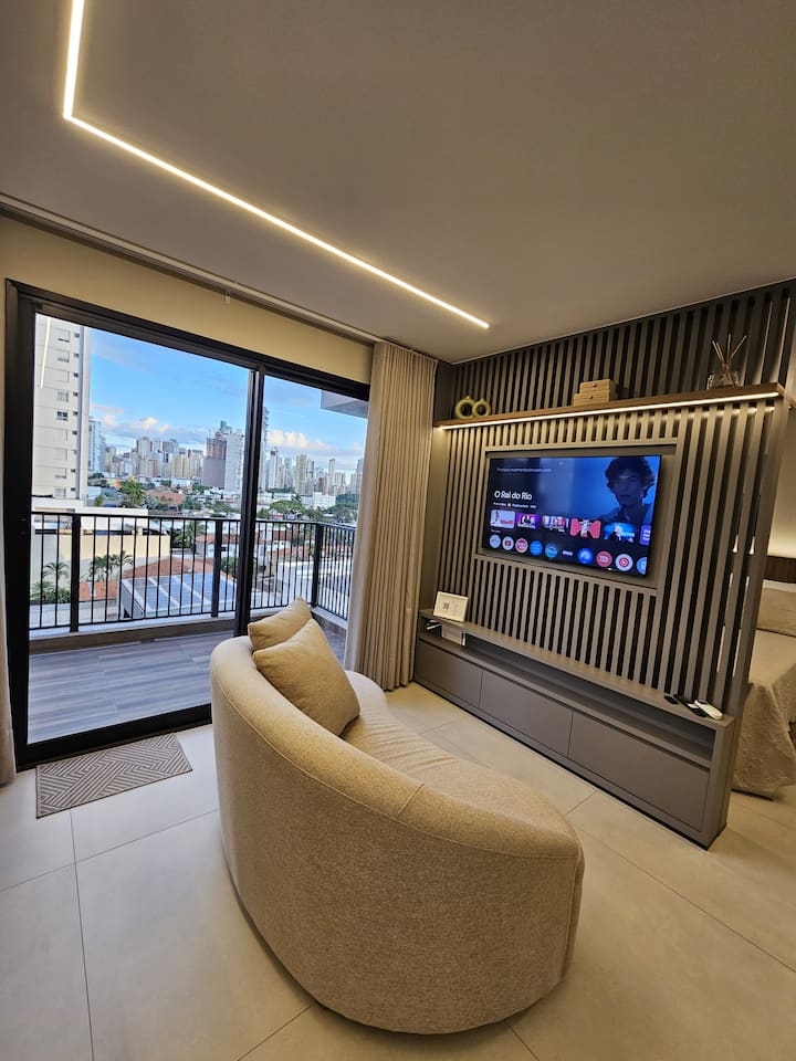 Дневна соба со кауч на спуштање и 50-инчен паметен телевизор, со Netflix и достапни отворени канали.