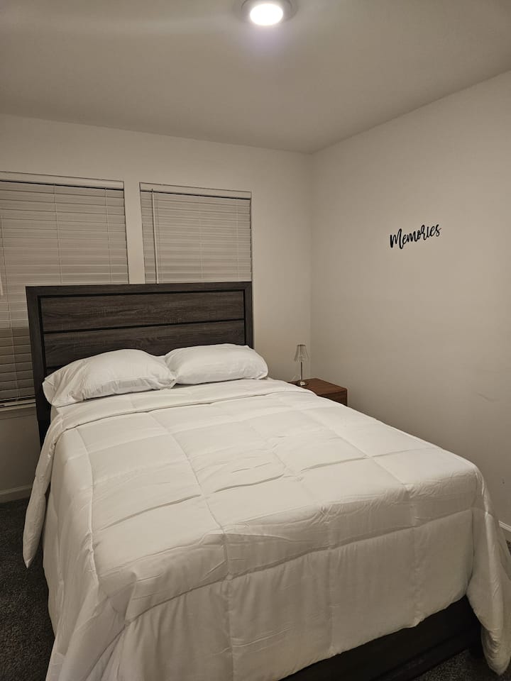 Full Bedroom Sharing Bath With 1 - Pasadena, MD