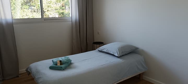 غرفة النوم 1 . 
خزانة ومساحة مكتبية.