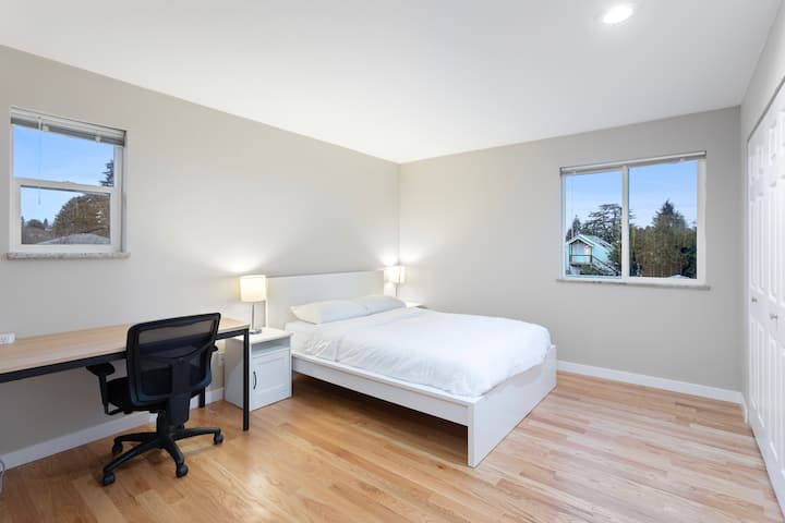 Cama tamaño queen con estación de trabajo y mesita de noche doble.