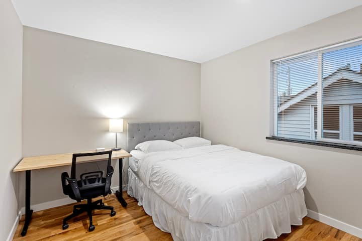 Dormitorio # 3 con cama tamaño queen y estación de trabajo. 