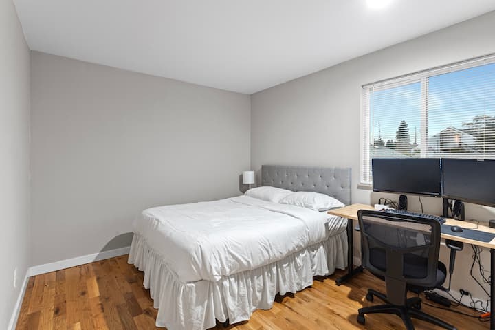 Dormitorio # 4 con cama tamaño queen y estación de trabajo completa. ¡Computadora, monitores, teclado y ratón!  También se puede utilizar con la estación de acoplamiento USB 3.0. 