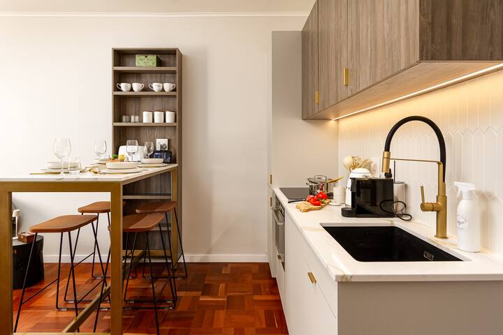 NEW: Luxurious Art Filled Apartment in Camps Bay gallery image 3