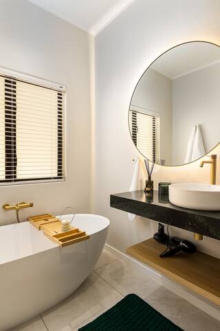 NEW: Luxurious Art Filled Apartment in Camps Bay gallery image 2