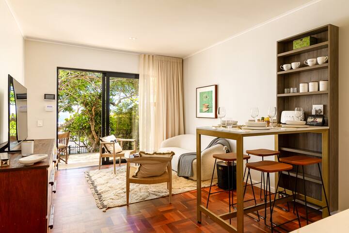 NEW: Luxurious Art Filled Apartment in Camps Bay