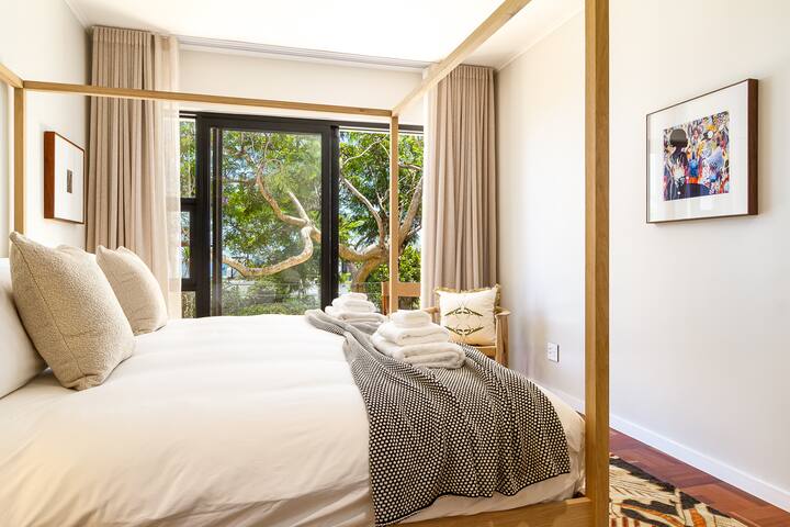 NEW: Luxurious Art Filled Apartment in Camps Bay gallery image 4