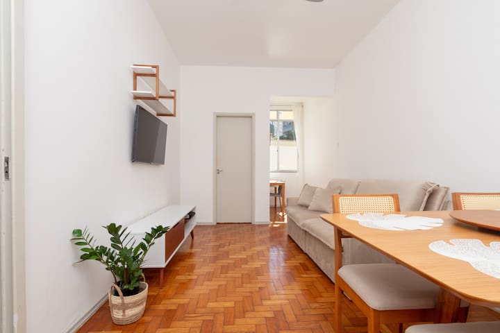 2 min away from Leblon’s beach on foot