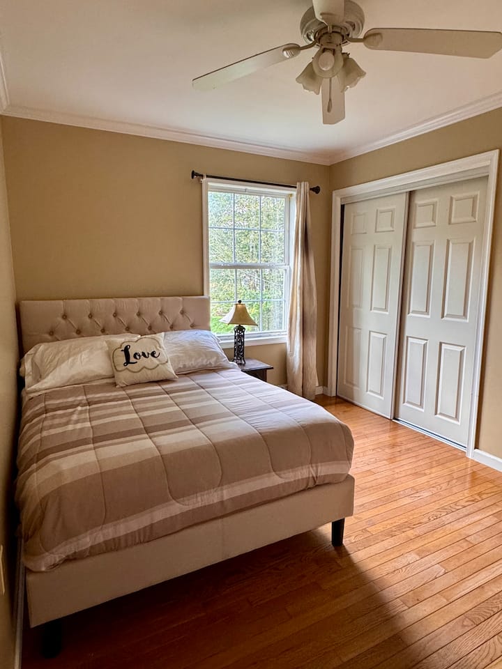 Საძინებელი მყუდრო საწოლით, ორკარიანი კარადით, კონდიციონერითა და ჭერის ვენტილატორით სავსე ფანჯრით, რომელიც იდეალურია მშვიდი ღამეებისთვის.