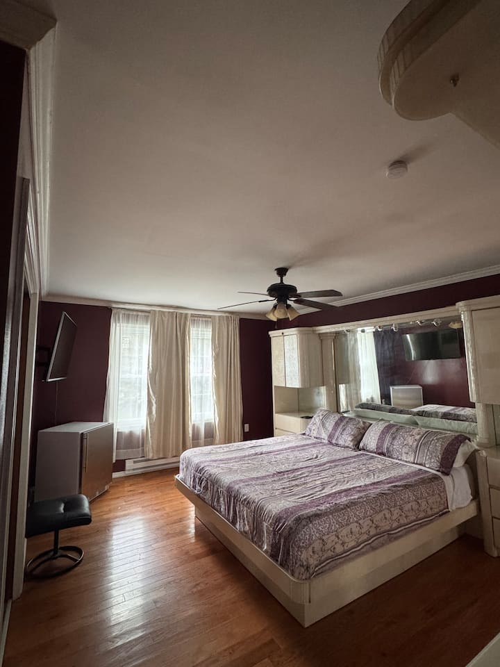 Მთავარი საძინებელი თანდართული სააბაზანოთი

Ფართო მთავარი საძინებელი დიდი საწოლით, სმარტ-ტელევიზორით, კონდიციონერით, ჭერის ვენტილატორით, მინი-მაცივრით დამატებითი კომფორტისთვის, ორკარიანი კარადით, კომოდის სივრცით და ბუნებრივი განათებით - იდეალურია კომფორტისა და დასვენებისთვის.