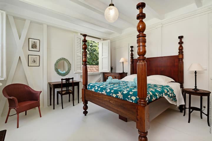 Quarto 2 com cama queen size e armazenamento 