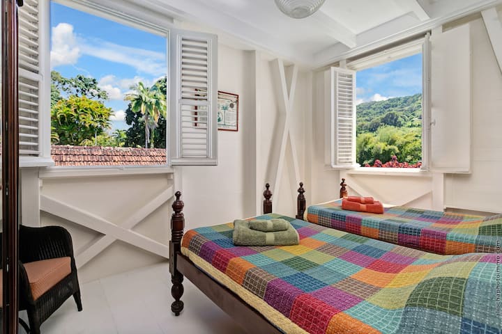 Quarto 3 com 2 camas e closet