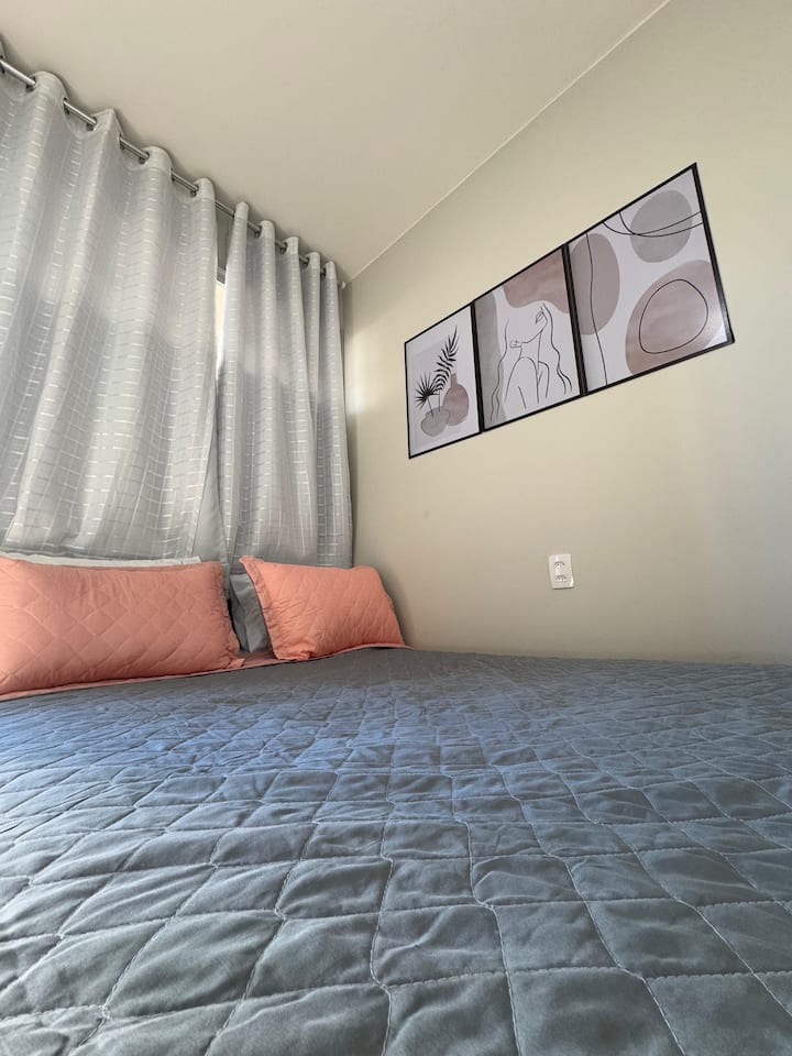 Насладете се на спокойствието и комфорта на нашето двойно легло, специално проектирано, за да се чувствате като у дома си, а що се отнася до светлината, не се притеснявайте, нашата затъмняваща завеса ще се погрижи за всичко.