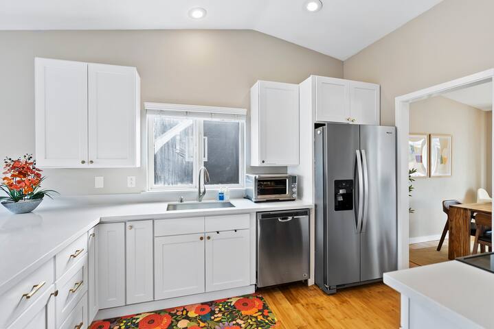 Modern 4BD home in Ballard with A/C, pet-friendly gallery image 5