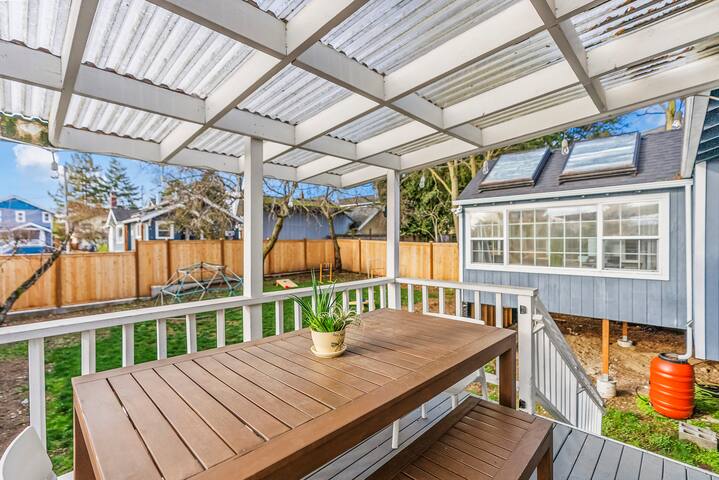 Modern 4BD home in Ballard with A/C, pet-friendly gallery image 4