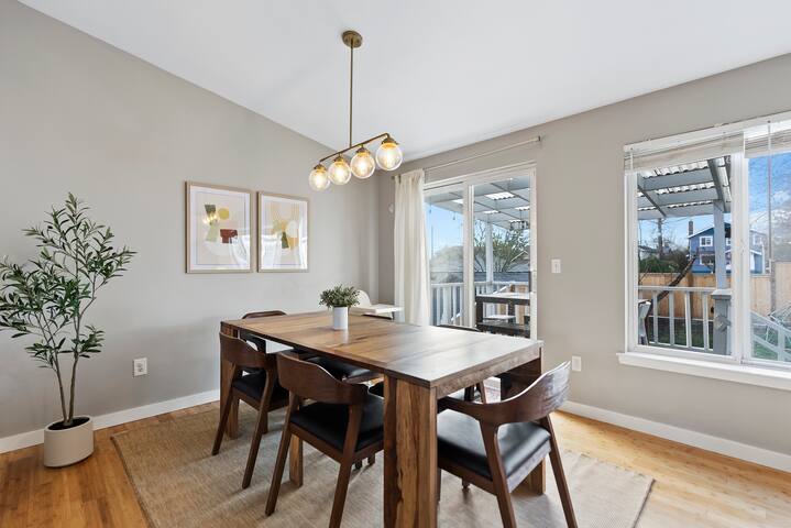 Modern 4BD home in Ballard with A/C, pet-friendly gallery image 3