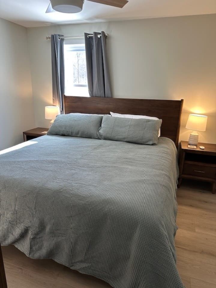 非常舒适的加大双人床、遮光窗帘和32英寸Roku电视。