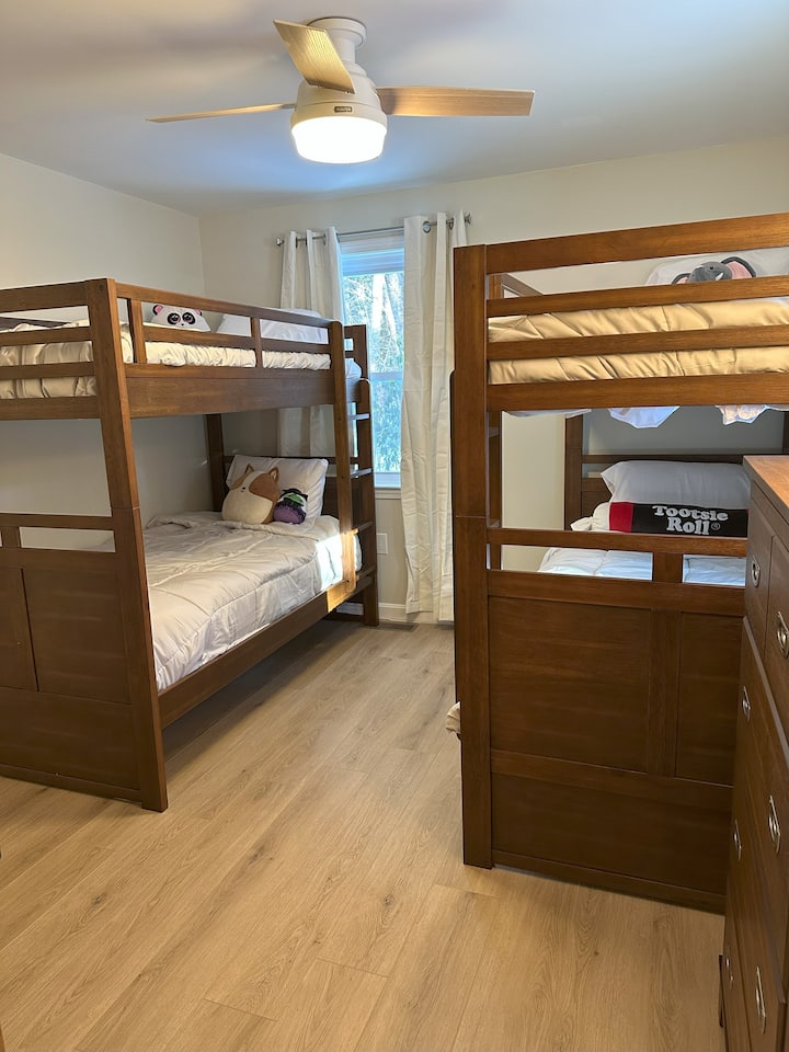 在这间儿童双层床房举办一场有趣的睡衣派对，房间内有2套双人双层床。