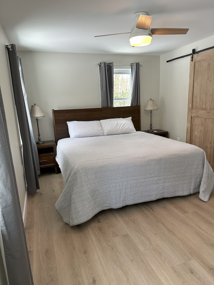 非常舒适的加大双人床、遮光窗帘和32英寸Roku电视。