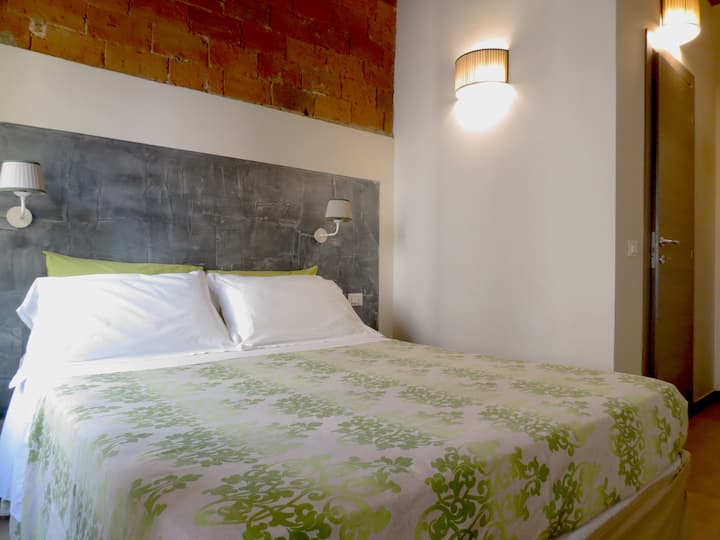 חדר שינה - מיטה (160x190), מלתחה, מיטת תינוק, מיזוג אוויר, חימום, טלוויזיה