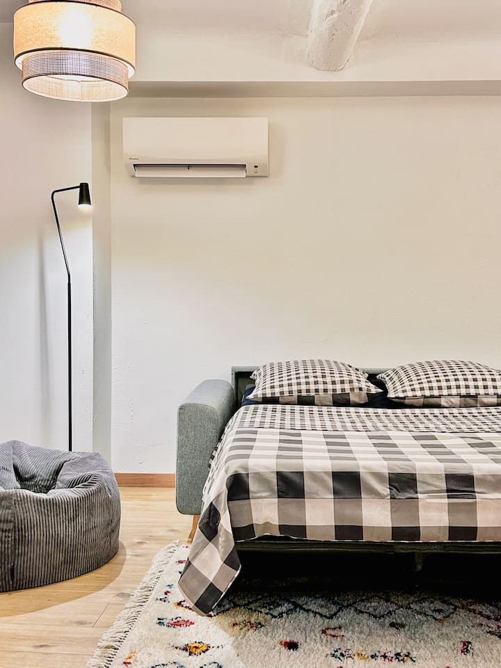 ركن للقراءة (بوف) وسرير مفتوح ليلاً.