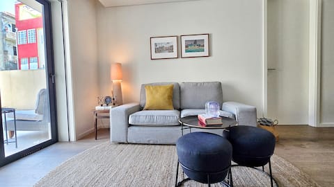 Successful Airbnb property: Central Apartment with parking/terrace in Porto