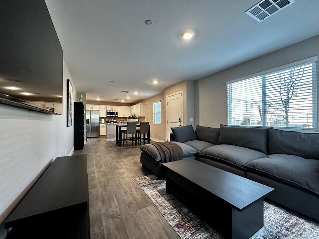 Modern Townhouse Retreat | Cozy & Convenient