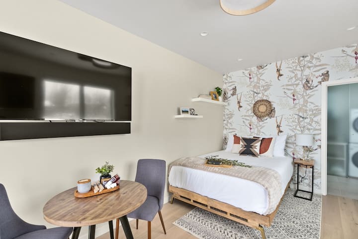 Lit Queen Size avec draps de luxe. Cette smartTV murale peut être tirée vers l'avant et tournée vers le lit pour regarder vos émissions préférées dans le confort !