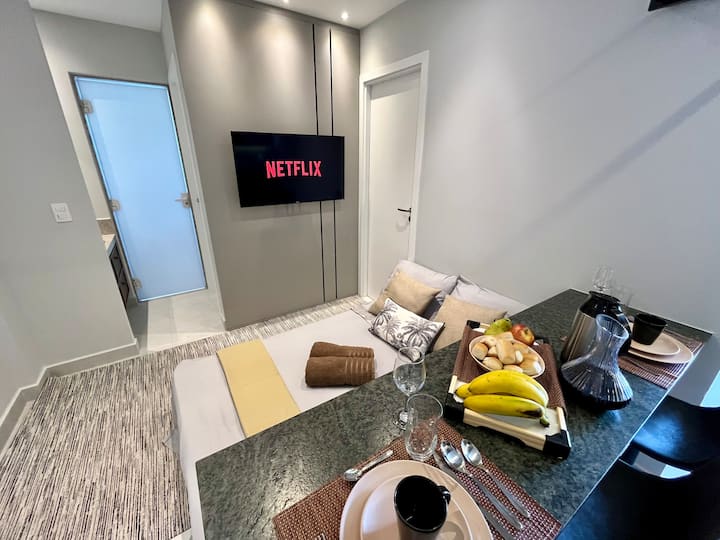 Salon et salle à manger avec canapé-lit et télévision 50 pouces