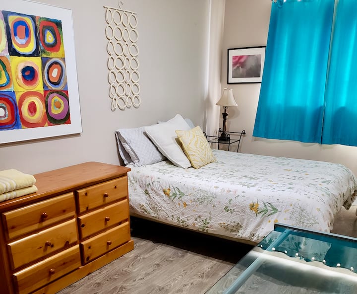 Kitanda cha watu wawili katika chumba chenye rangi nyingi 