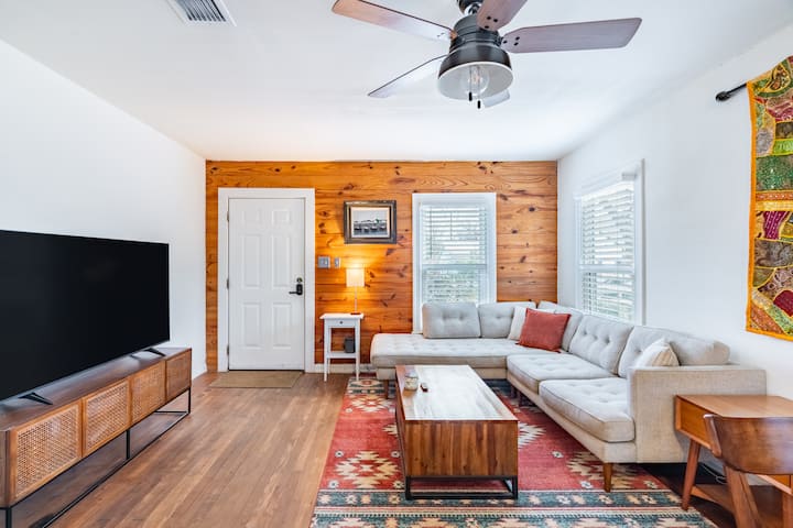 1940s East Side Cottage - Austin, TX