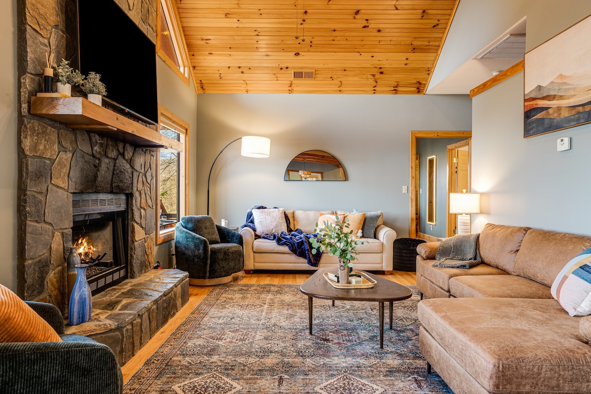 סלון מואר ומזמין עם עיצוב שיקי, קמין נעים וספה נפתחת שמתאימה לשני אנשים בנוחות. מושלם למנוחה, ערבי משחקים או להירגע אחרי יום של הרפתקאות.