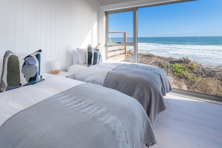 تتمتع غرفة النوم 2 بإطلالة جميلة على المحيط، مبنية في خزائن وحمام خاص مع دش ومرحاض.
يتكون من سريرين مفردين يمكن تحويلهما إلى سرير كينج إذا لزم الأمر.