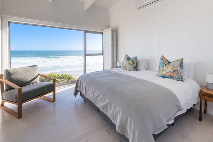 تتمتع غرفة النوم 3 بإطلالة واسعة على المحيط. يتميز بسرير بحجم كينغ يمكن تحويله إلى سريرين مفردين إذا لزم الأمر. يحتوي على خزانات وحمامًا خاصًا بحمام زاوية ومرحاض. 