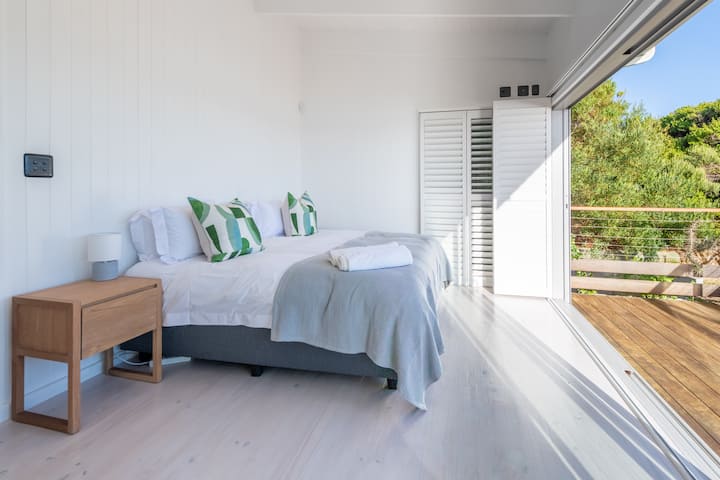 غرفة النوم الرئيسية هي سرير كينج يمكن تحويله إلى سريرين مفردين إذا لزم الأمر.