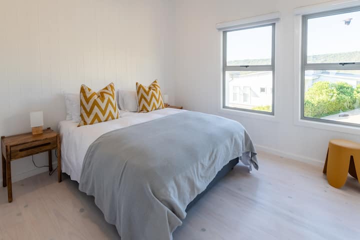 تطل غرفة النوم 4 على الجبل. إنه سرير بحجم كوين مع خزائن مدمجة. يحتوي على حمام خاص كبير مع حوض استحمام ومرحاض.