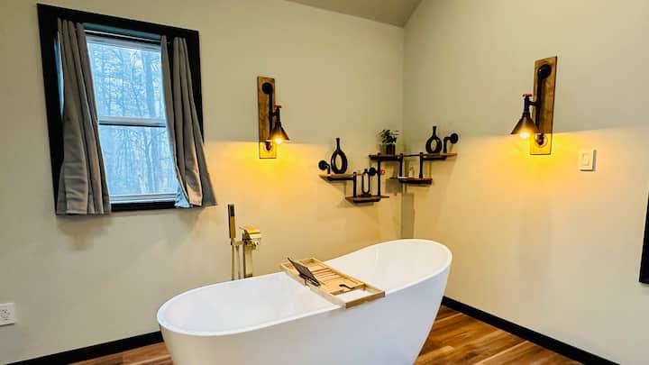 Unachohitaji tu ni kusoma vizuri, glasi ya mvinyo na bafu la joto!