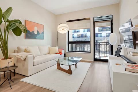 Top performing Airbnb: Entire Luxury Condo with Pool & Gym in Hale
