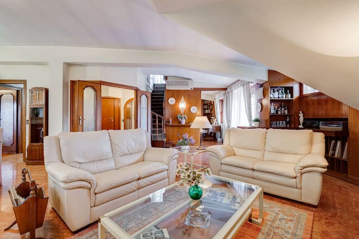 The Elegant Luxury Penthouse with Parking